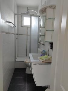 Ένα μπάνιο στο Ferienwohnung mit Meerblick, 2 Schlafzimmer, Süd- Balkon, Parkplatz +36 φωτογραφίες
