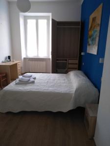 een slaapkamer met een groot bed en een raam bij Affittacamere Da Euro in La Spezia
