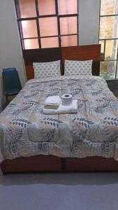 - une chambre avec un lit et 2 serviettes dans l'établissement CASA TALLÁN 2 habitaciones wifi Cocina baño privado Jr Junin 263 barrio norte Piura, à Piura