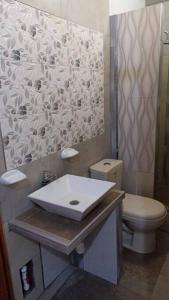 La salle de bains est pourvue d'un lavabo et de toilettes. dans l'établissement CASA TALLÁN 2 habitaciones wifi Cocina baño privado Jr Junin 263 barrio norte Piura, à Piura