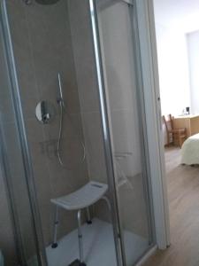 een douche met een stoel in een kamer bij Affittacamere Da Euro in La Spezia