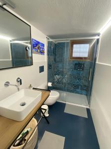 La salle de bains est pourvue d'un lavabo et d'une douche. dans l'établissement Casa Nadip, à Ustica