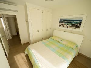 1 dormitorio con 1 cama y una foto del océano en Lankarifa Apartment, en Tarifa