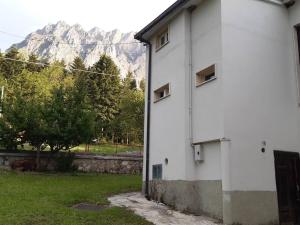 ein weißes Gebäude mit einem Berg im Hintergrund in der Unterkunft Dimora Monte Camicia in Castelli