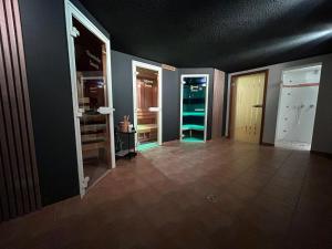 Kuchyň nebo kuchyňský kout v ubytování FeWo Goldstück mit privatem SPA und Whirlpool + 37 fotografií