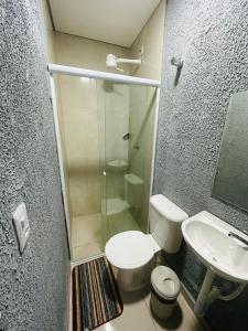 y baño con ducha, aseo y lavamanos. en ON HOSTEL II Gru Aeroporto Translado 24 hs, en Guarulhos