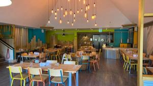 Restaurace v ubytování Conkers Lodge for 6 with Hot Tub & Secluded Decking - Spa Resort in Devon