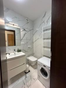 y baño con lavamanos y lavadora. en OTA-Group Luxury selection en Bratislava