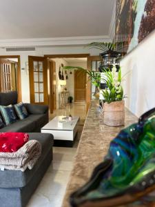 ein Wohnzimmer mit einem Sofa und einem Tisch in der Unterkunft Villa VegaLira in Valencia