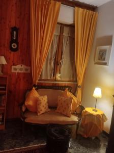 sala de estar con sofá y ventana en Orchidea, en Frabosa Soprana