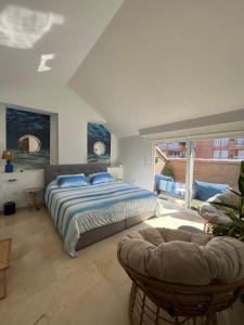 1 dormitorio con 1 cama grande y 1 sofá en Villa VegaLira, en Valencia