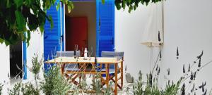 une table et des chaises devant une maison dans l'établissement Fragos Apartments, à Santa Maria