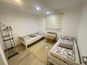 um quarto com duas camas e uma escada em Villa Emina em Sarajevo
