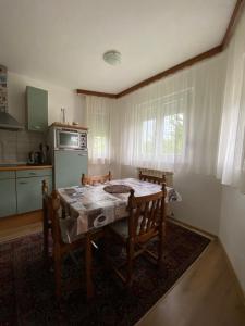 uma cozinha com mesa e cadeiras num quarto em Villa Emina em Sarajevo