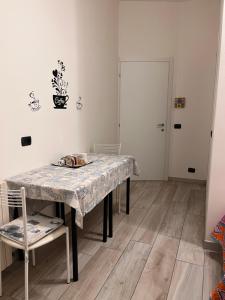 een eetkamer met een tafel en een stoel bij Il Cortile Como Single & Double Room da Manu Hope&Toffee in Como