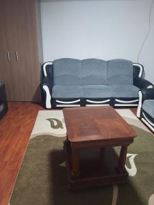 sala de estar con sofá y mesa de centro en Sprat kuce en Sarajevo