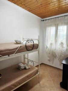 a room with two bunk beds and a window at Da Delfo in Agnone Bagni