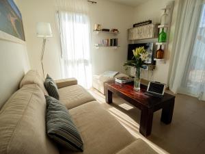 sala de estar con sofá y mesa con ordenador portátil en Lankarifa Apartment, en Tarifa