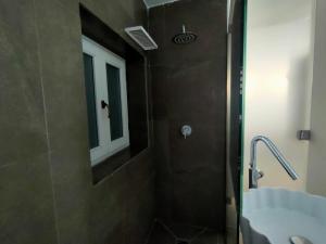ein Bad mit einer Dusche, einem Waschbecken und einem Spiegel in der Unterkunft La Pigna in Palermo