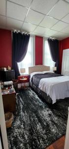 1 dormitorio con 1 cama grande y paredes rojas en Inn at the Agora, en Lewiston