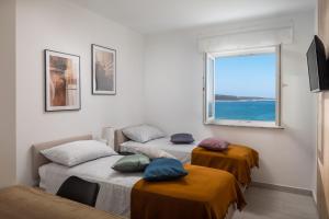 Ένα ή περισσότερα κρεβάτια σε δωμάτιο στο Villa Sunset Bay - amazing view and large heated pool +50 φωτογραφίες