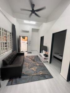 salon z kanapą i wentylatorem sufitowym w obiekcie Ayra De Villa -Ayra Homestay 9-bedroom with Private Pool w mieście Shah Alam