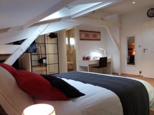 Giường trong phòng chung tại Chambres d'Hôtes LA PASTOURELLE Royan centre