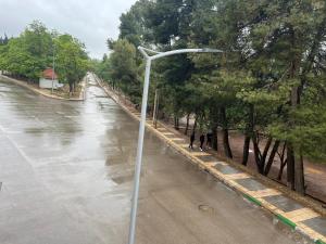 una luz de la calle a un lado de una carretera en Dar Diafa-Imouzzer Kandar, en Imouzzer Kandar