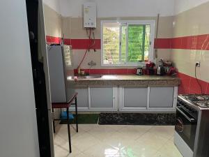 cocina con fregadero y ventana en Dar Diafa-Imouzzer Kandar, en Imouzzer Kandar
