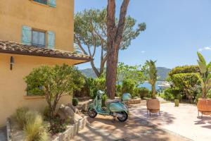 a scooter parked in front of a house at Casa Santini x Roc Seven in Porto-Vecchio