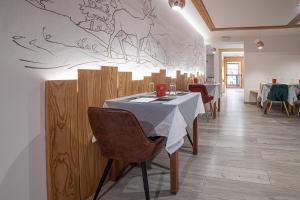 Reštaurácia alebo iné gastronomické zariadenie v ubytovaní Chalet Margoni