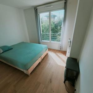เตียงในห้องที่ Appartement lumineux Gagny - Paris banlieue