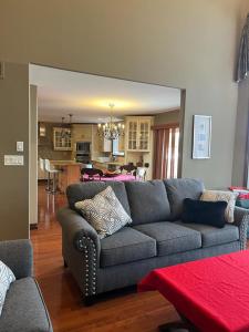 uma sala de estar com um sofá e uma sala de jantar em Hotel/Home em Windsor