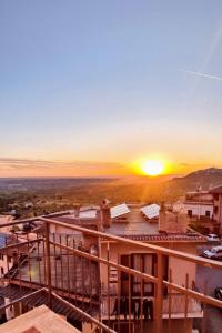 een uitzicht op de zonsondergang vanaf het balkon van een gebouw bij Domus - IL GIRASOLE in Montecelio