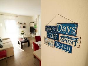 una sala de estar con un cartel que lee que se han pasado días en la playa en Lankarifa Apartment, en Tarifa