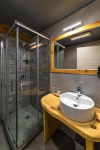 bagno con lavandino e doccia di Chalet Margoni a Canazei