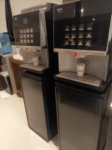 duas máquinas de café expresso com chávenas por cima em Hotel Internacional em Mendoza