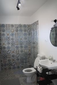 uma casa de banho com um WC e um lavatório em Apartman Pablo em Poreč