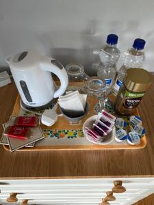 un vassoio con bollitore per tè e altri articoli su un tavolo di Green Haven V93P230 a Killarney