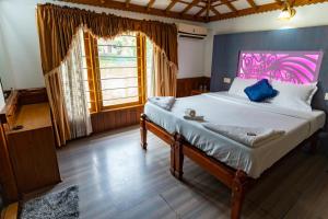 Postel nebo postele na pokoji v ubytování Kera Houseboats Alleppey