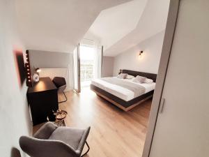 een slaapkamer met een bed en een stoel bij Luxury Apartment Mare in Brodarica