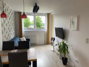 Televízia a/alebo spoločenská miestnosť v ubytovaní Apartament MORENA