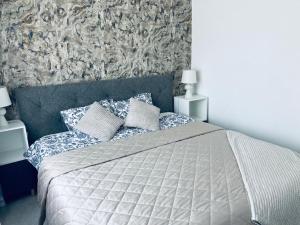 um quarto com uma cama com duas almofadas em Villa Schönfeld 