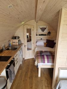 um quarto com uma cama num pequeno quarto em Tighlochan pods em Scourie