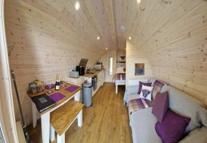 Tighlochan pods في Scourie: غرفة معيشة ومطبخ في منزل صغير