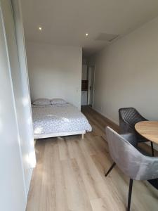 Ένα ή περισσότερα κρεβάτια σε δωμάτιο στο Studio calme dans villa habitée, parking privé et gratuit