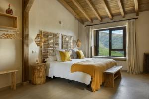 a bedroom with a large bed and a window at Cerrás Agroturismo in Jerte