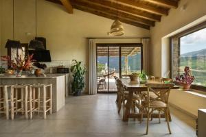 赫爾特的住宿－Cerrás Agroturismo，一间带桌椅的厨房和一间用餐室