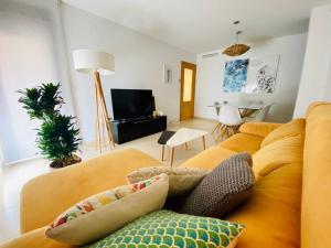 a living room with a couch with pillows at Apartamento Pàmpol in Lliber
