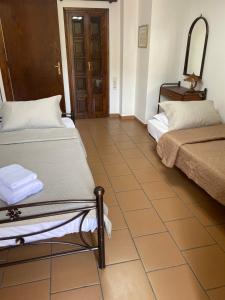 尼恩奧提隆的住宿－Evgenia's Guest House，客房设有两张床,铺有瓷砖地板。